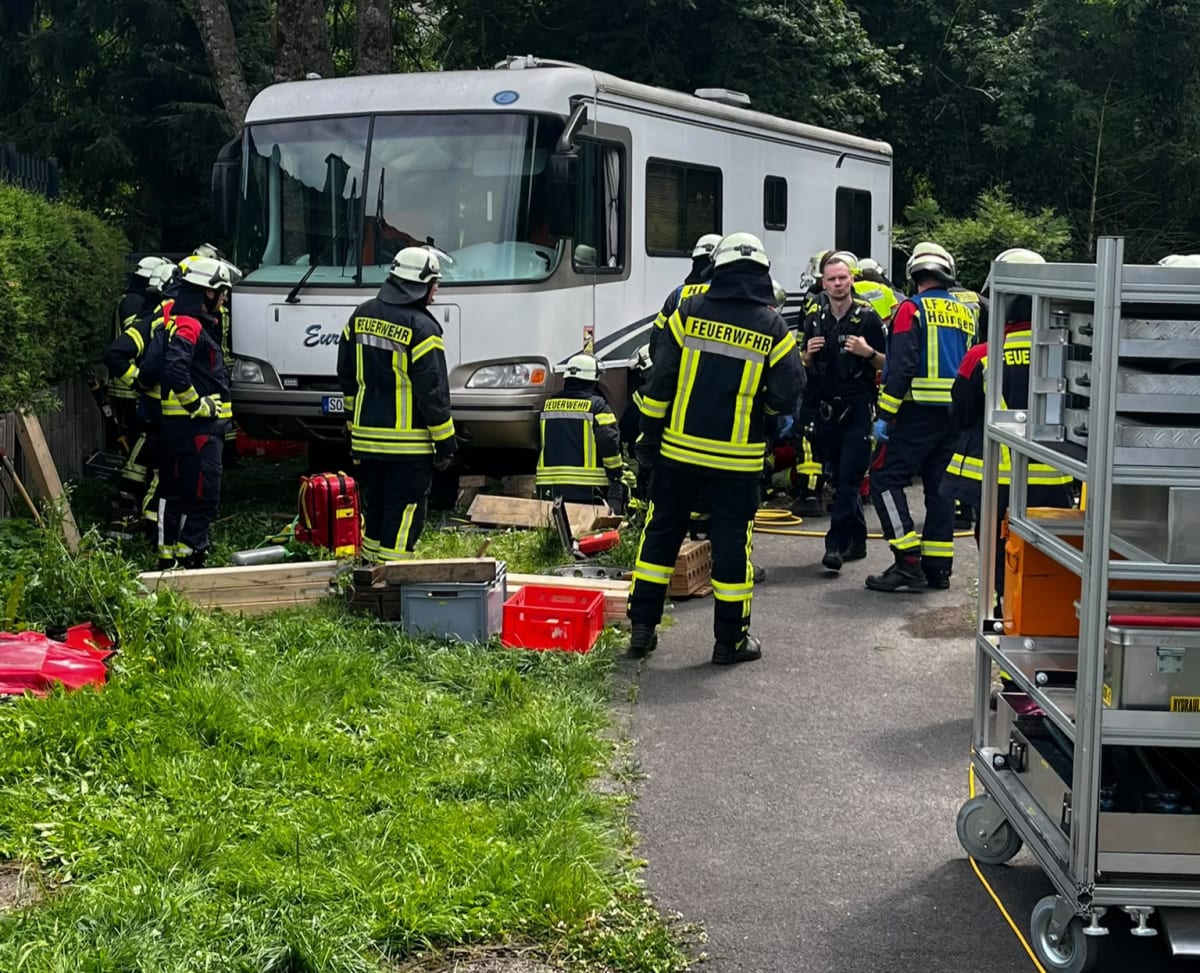 Ense – Feuerwehr befreit eingeklemmte Person unter Wohnmobil
