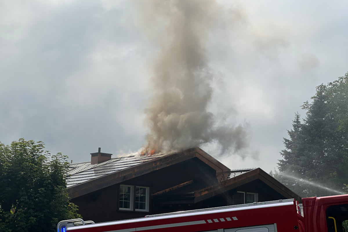 Meistersrüte AI – Dach eines Wohnhauses in Brand