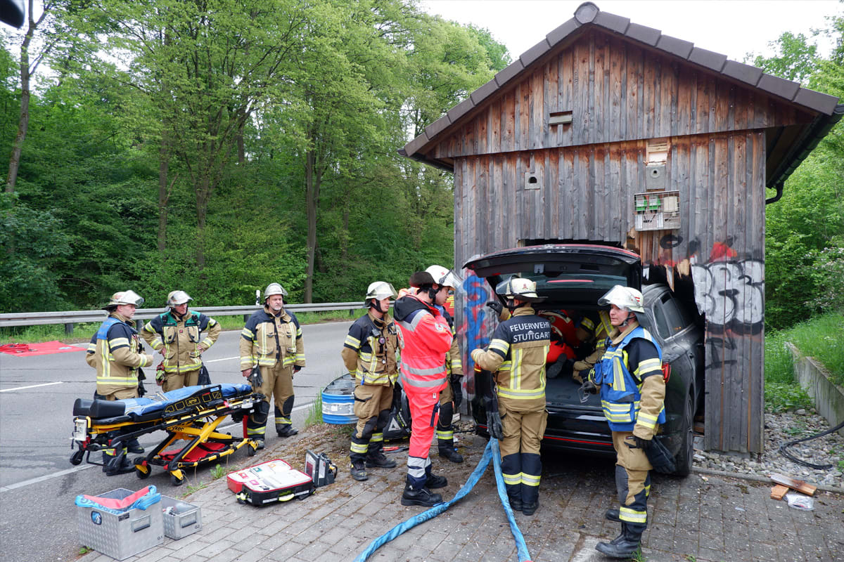Stuttgart – Autofahrer fährt in Technikstation