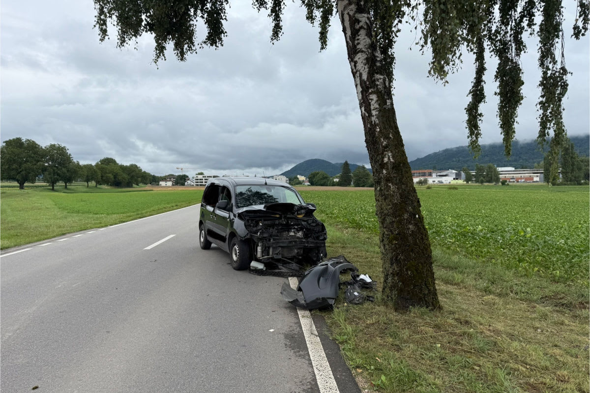 Unfall in Neunkirch SH – Lenker prallt gegen Baum
