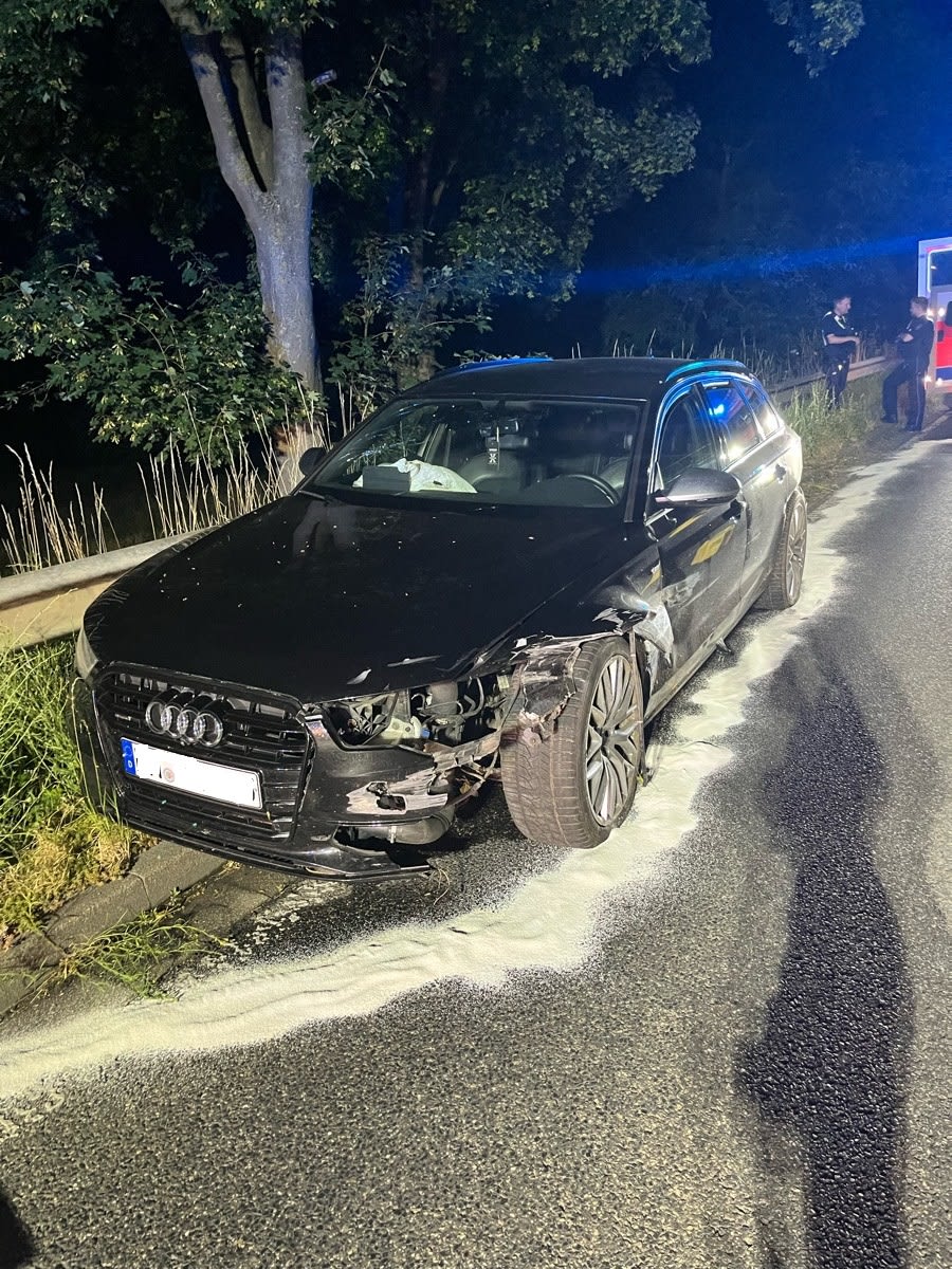 Rommerskirchen – Fahranfänger mit Audi prallt gegen Leitplanken
