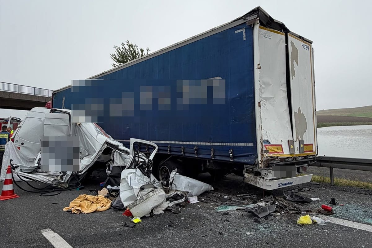 A93 Falkenberg – Schwerer Unfall von Kleintransporter und Lkw
