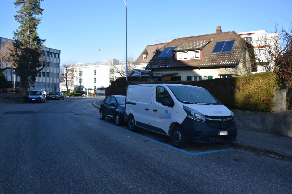 Solothurn SO - Unbekannter fährt in parkiertes Auto und danach davon - Zeugenaufruf