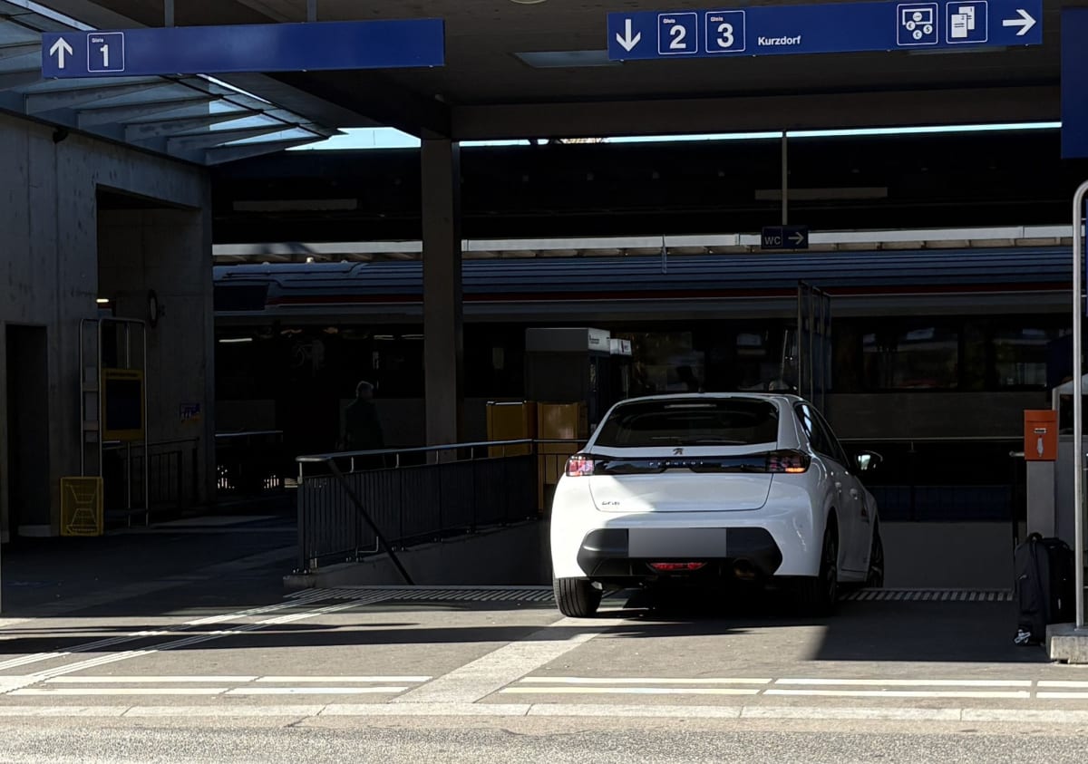 Frauenfeld TG – Auto bleibt auf Bahnhofstreppe stecken