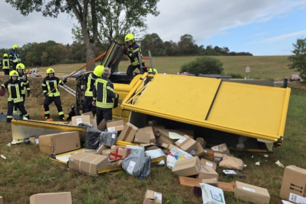 Daun – Elektro-Postauto kippt bei Unfall um