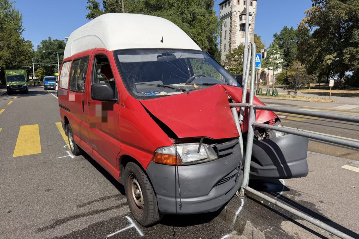 Unfall in Basel – Metallstange durchbohrt Lieferwagen