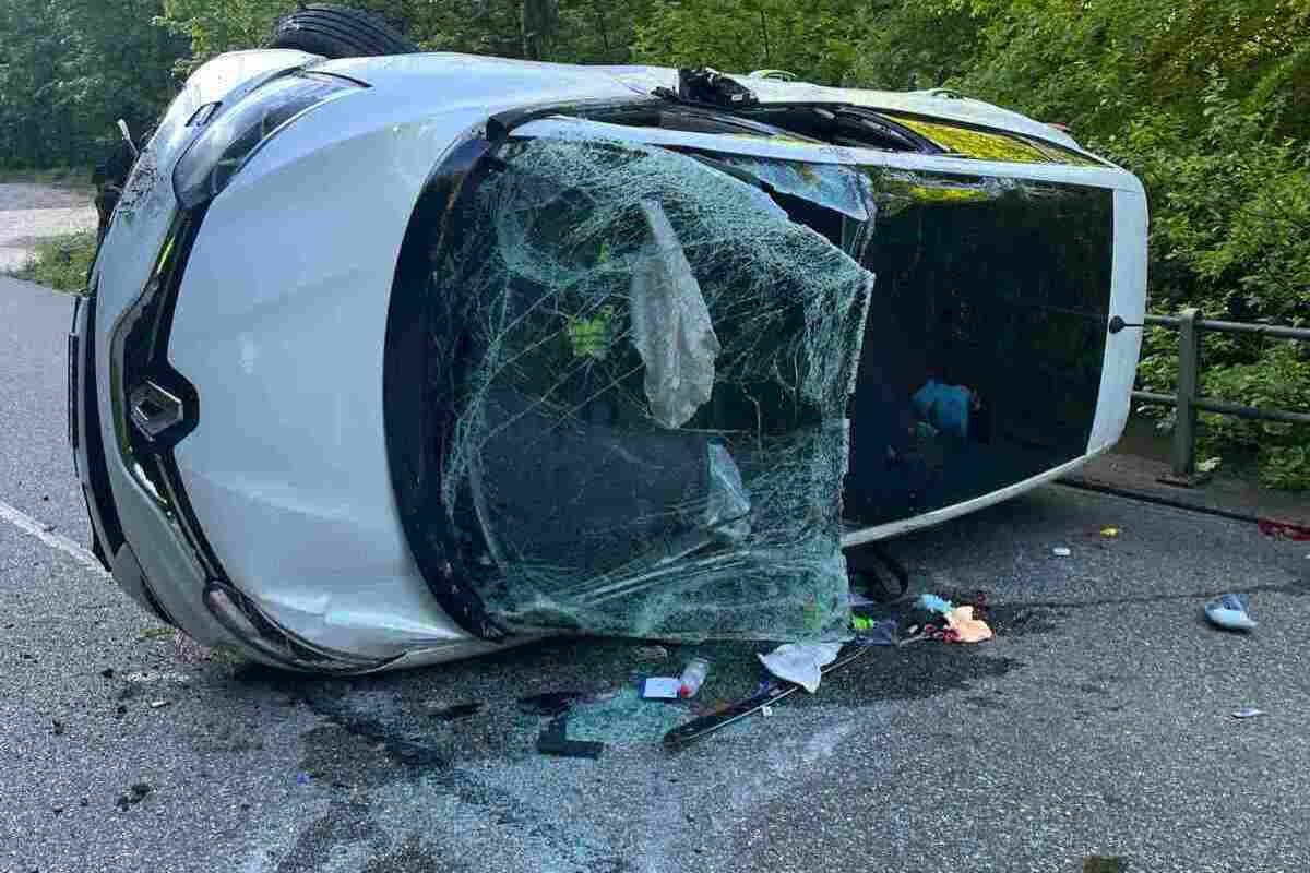 Erschwil SO - Passwangstrasse nach Unfall komplett gesperrt