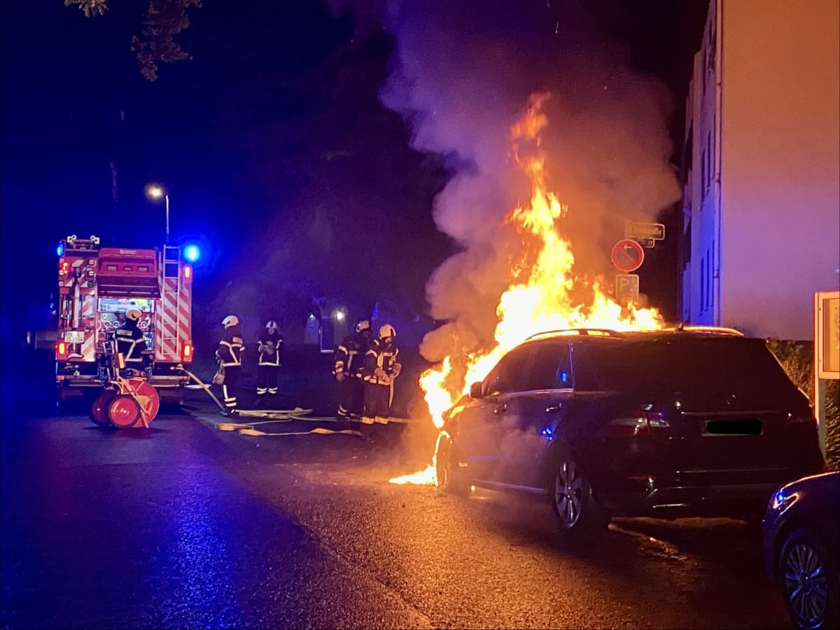 Iserlohn – Mercedes in der Nacht in Brand geraten