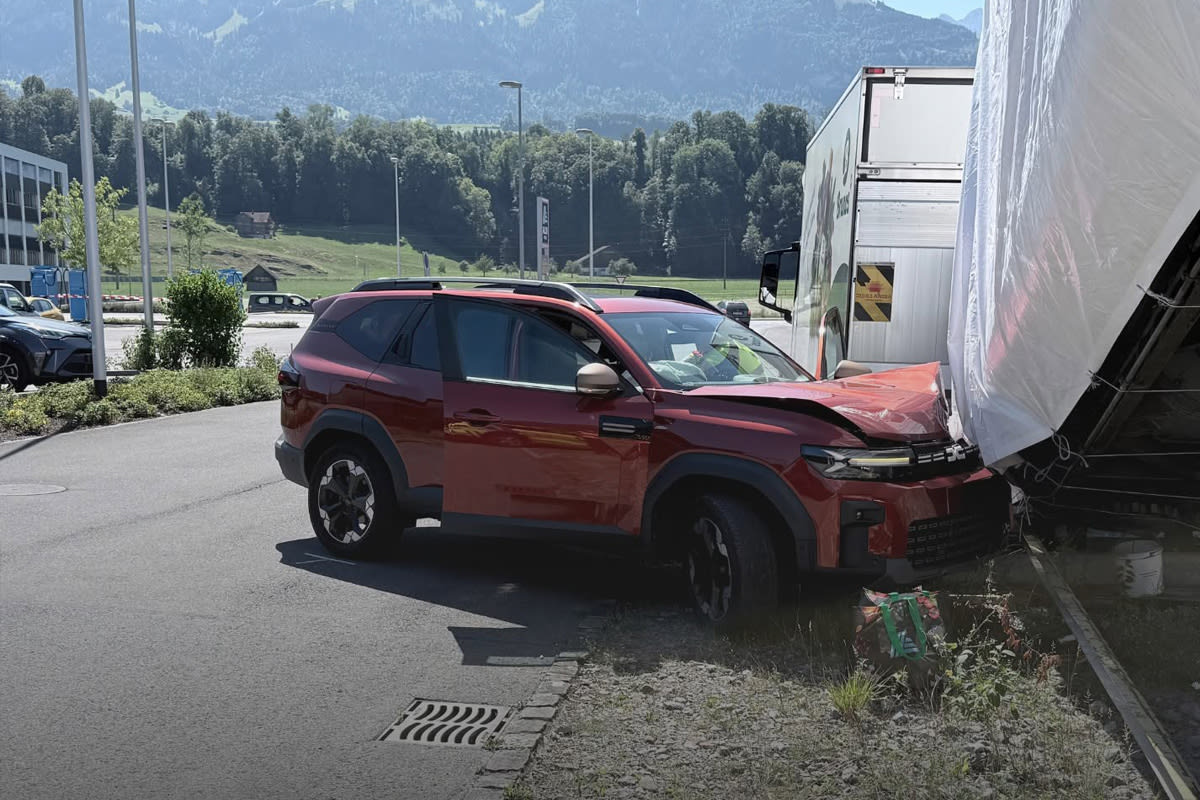 Alpnachstad OW – Lenkerin bei Kollision mit Zahnradwagen verletzt