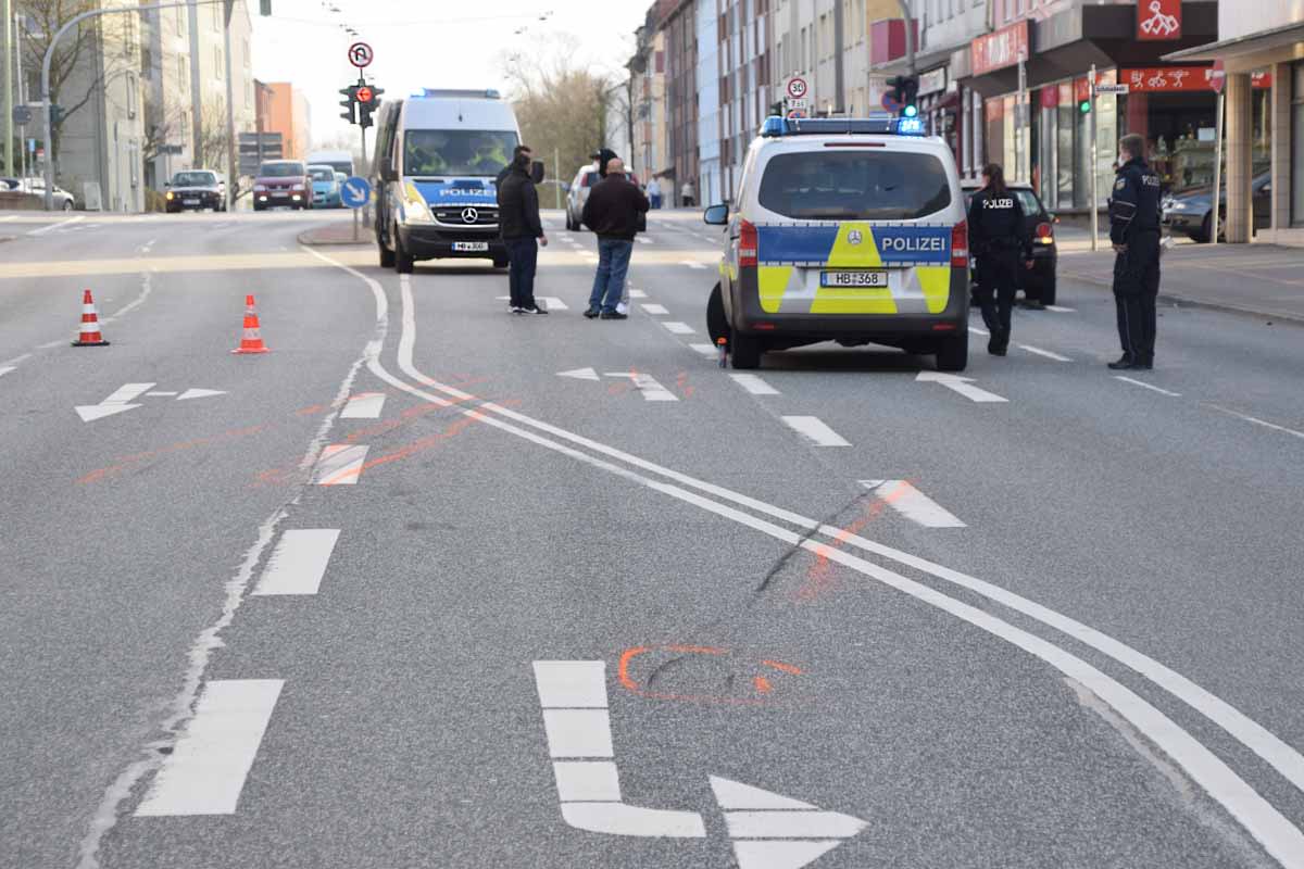 Bremerhaven - Unfall nach riskantem Überholmanöver - Mercedes und Audi beschlagnahmt