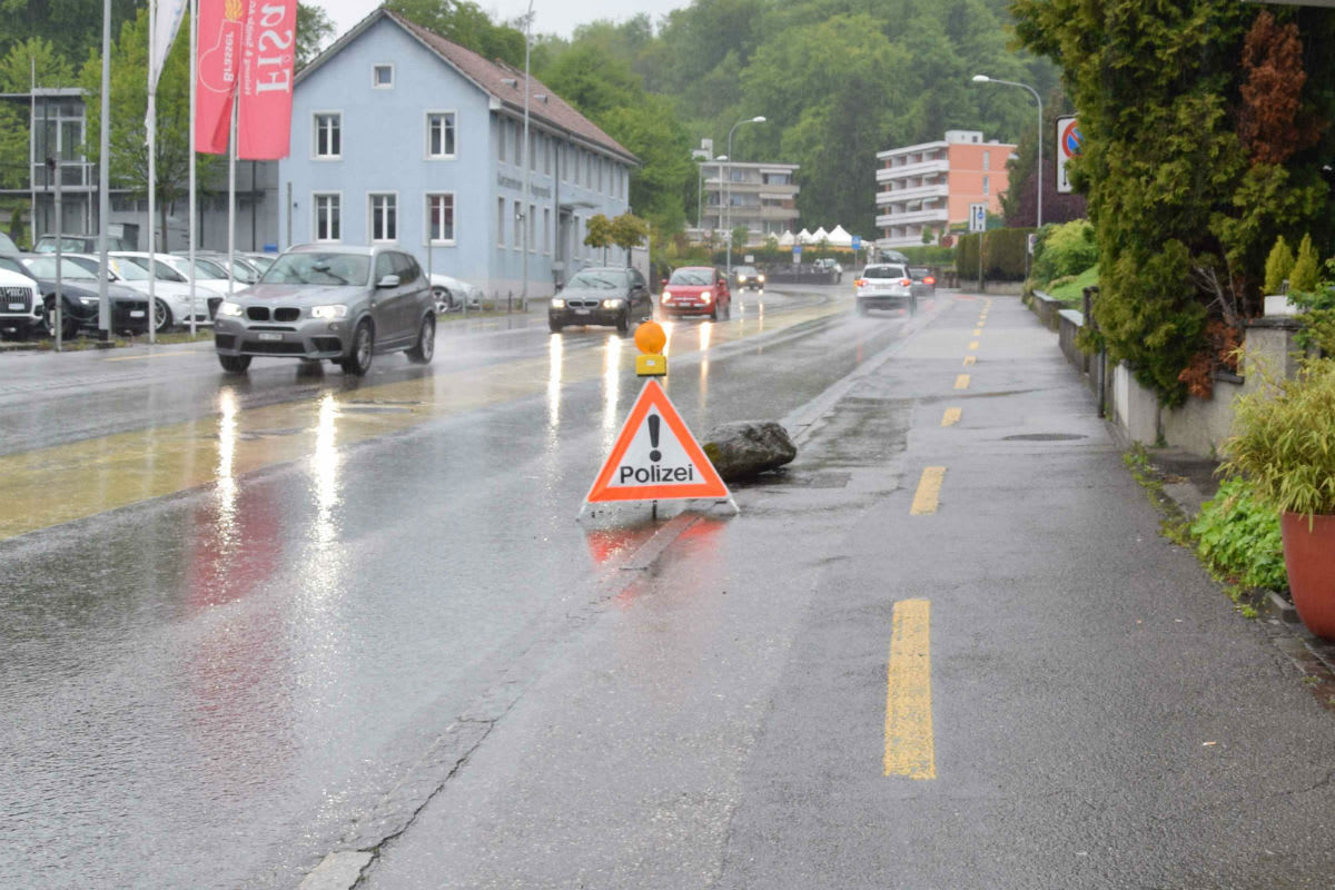 Starrkirch-Wil SO - Stein bis auf Strasse mitgerissen und weitergefahren
