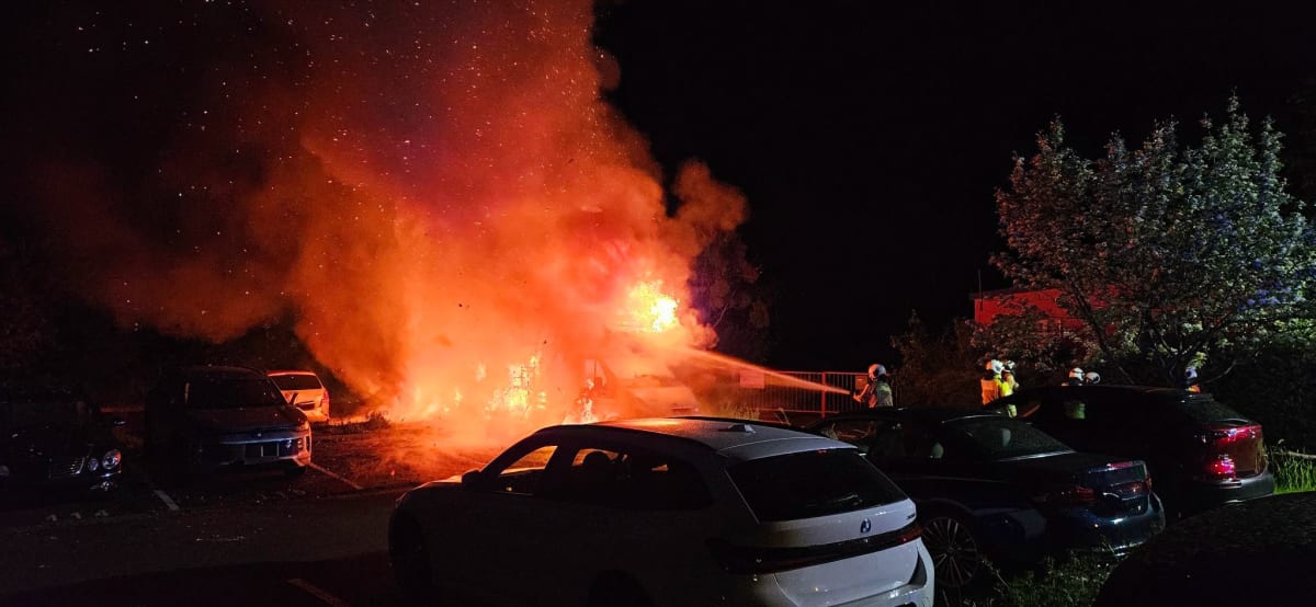 Dresden – Fahrzeuge auf Parkplatz in Brand geraten