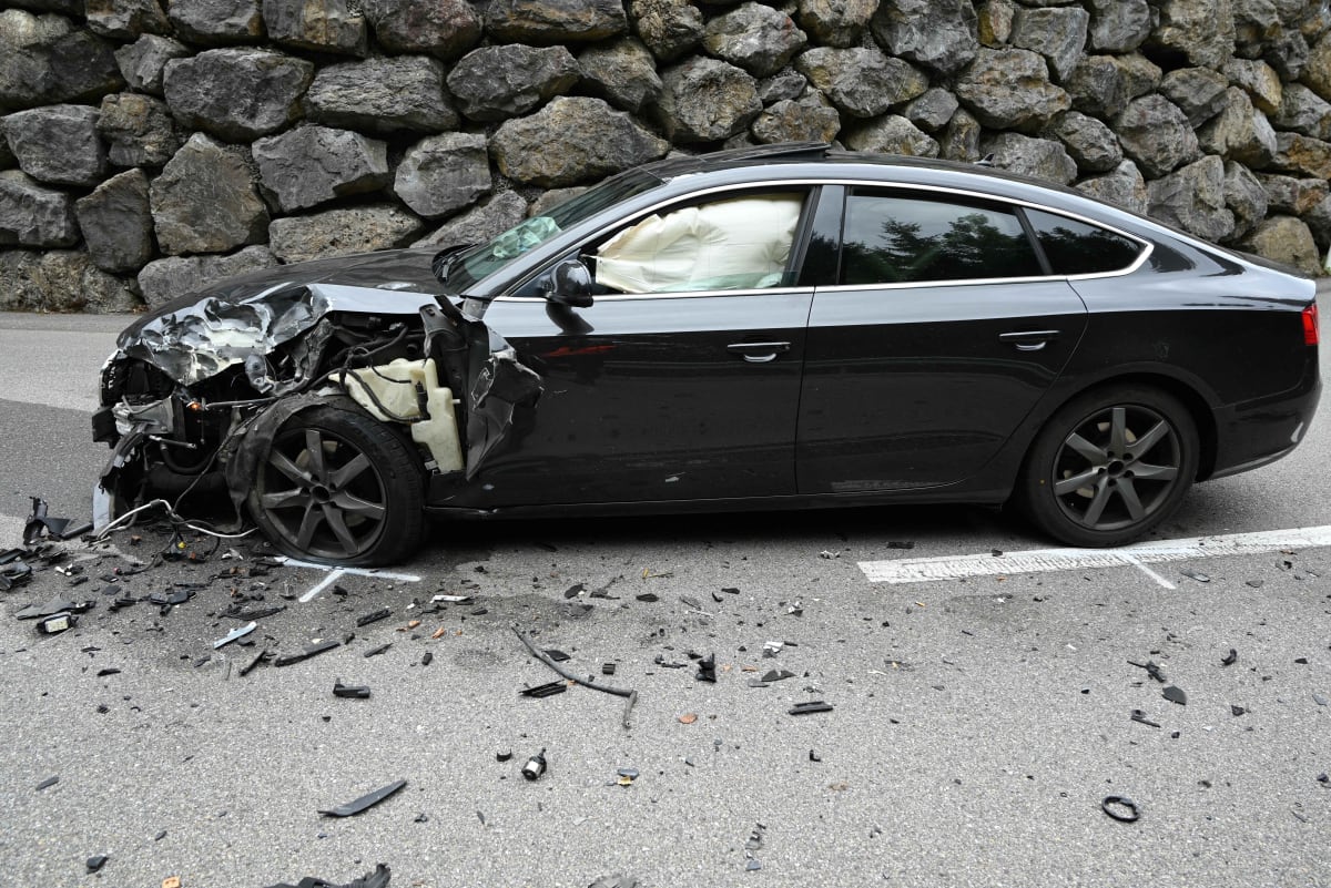 Gähwil SG – Mann flüchtet fahrunfähig nach Unfall 