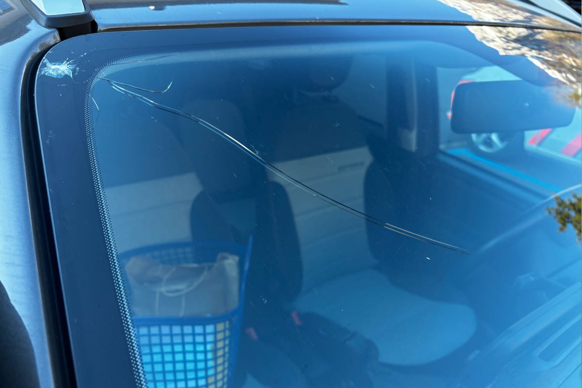 Glarus – Geparktes Auto beschädigt