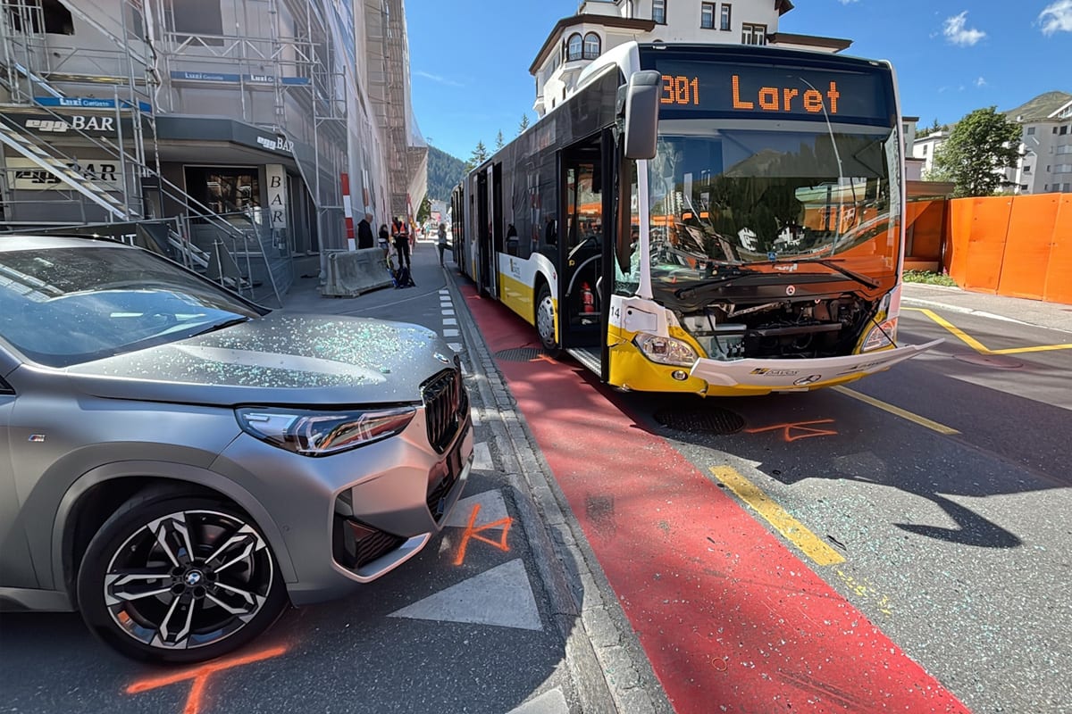 Davos Dorf GR – Acht Verletzte bei Unfall zwischen Auto und Bus