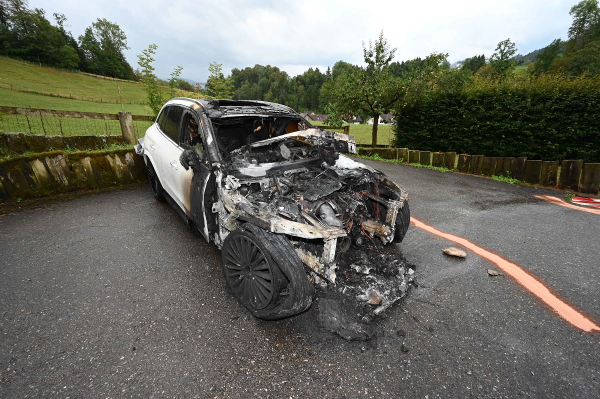 Menzingen ZG – Auto fängt nach dem Parkieren Feuer