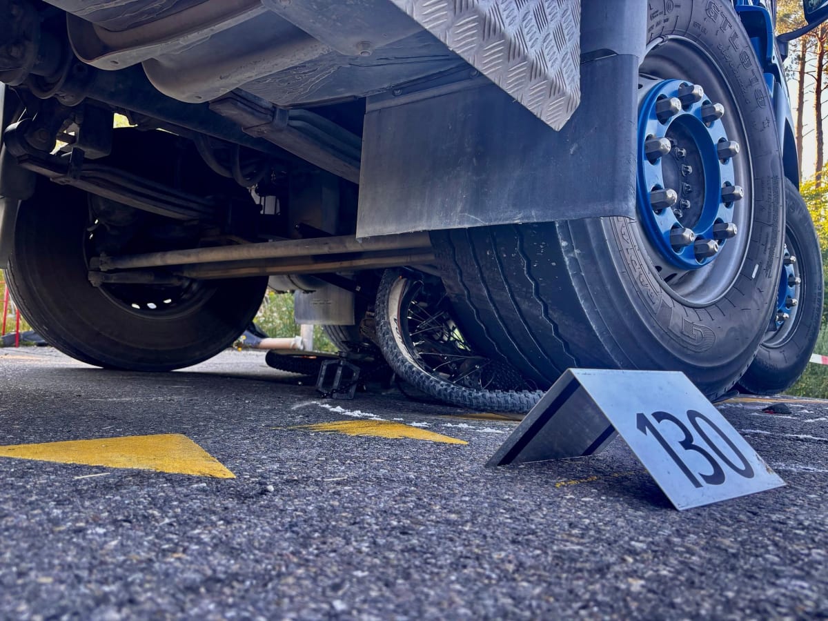 Henggart ZH – Schwerer Unfall zwischen Lastwagen und Velo