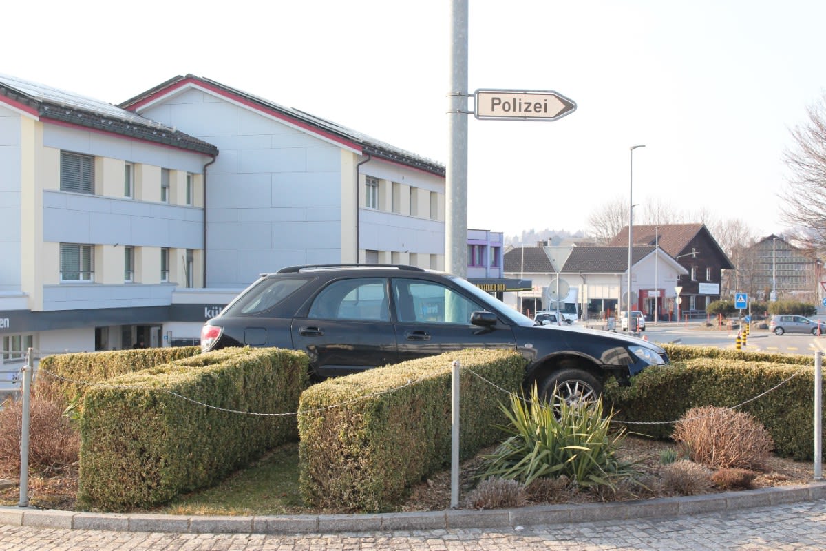 Appenzell AI - Auto fährt auf Kreisel