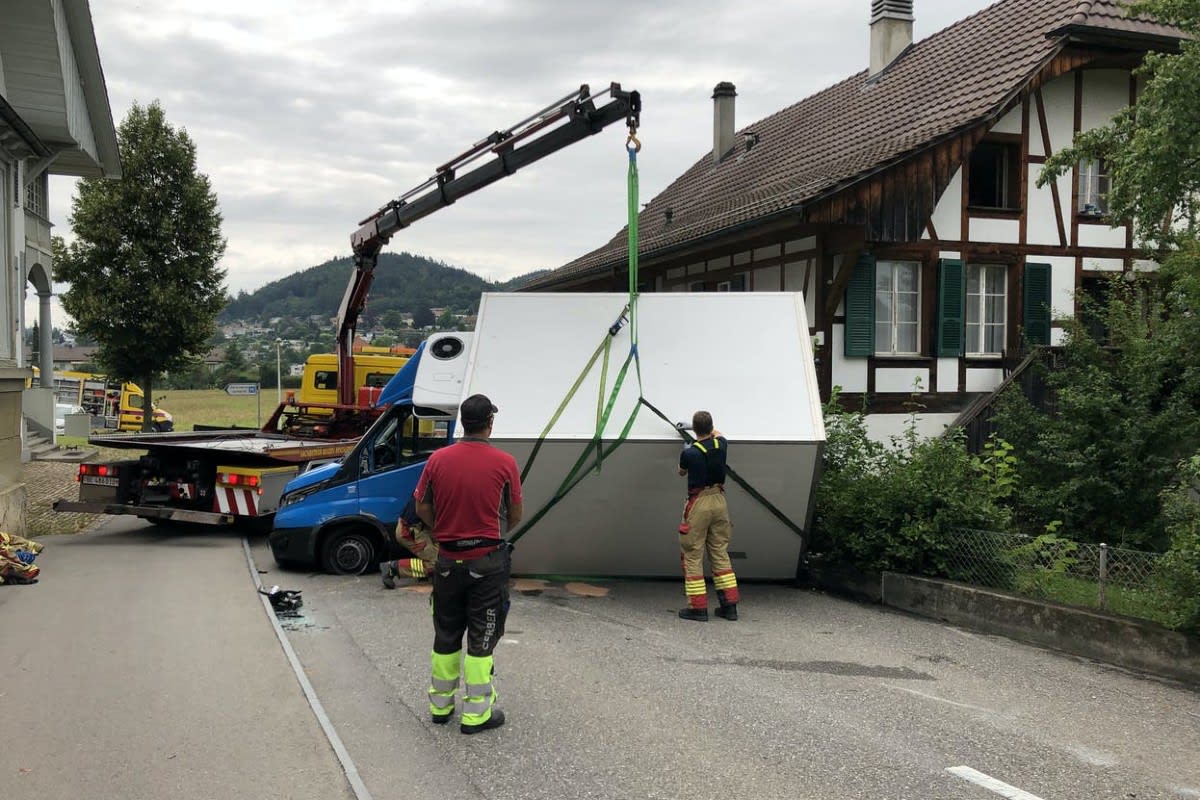Kurioser Unfall in Ittigen BE - Lieferwagen fährt in Gartenmauer und kippt auf die Seite