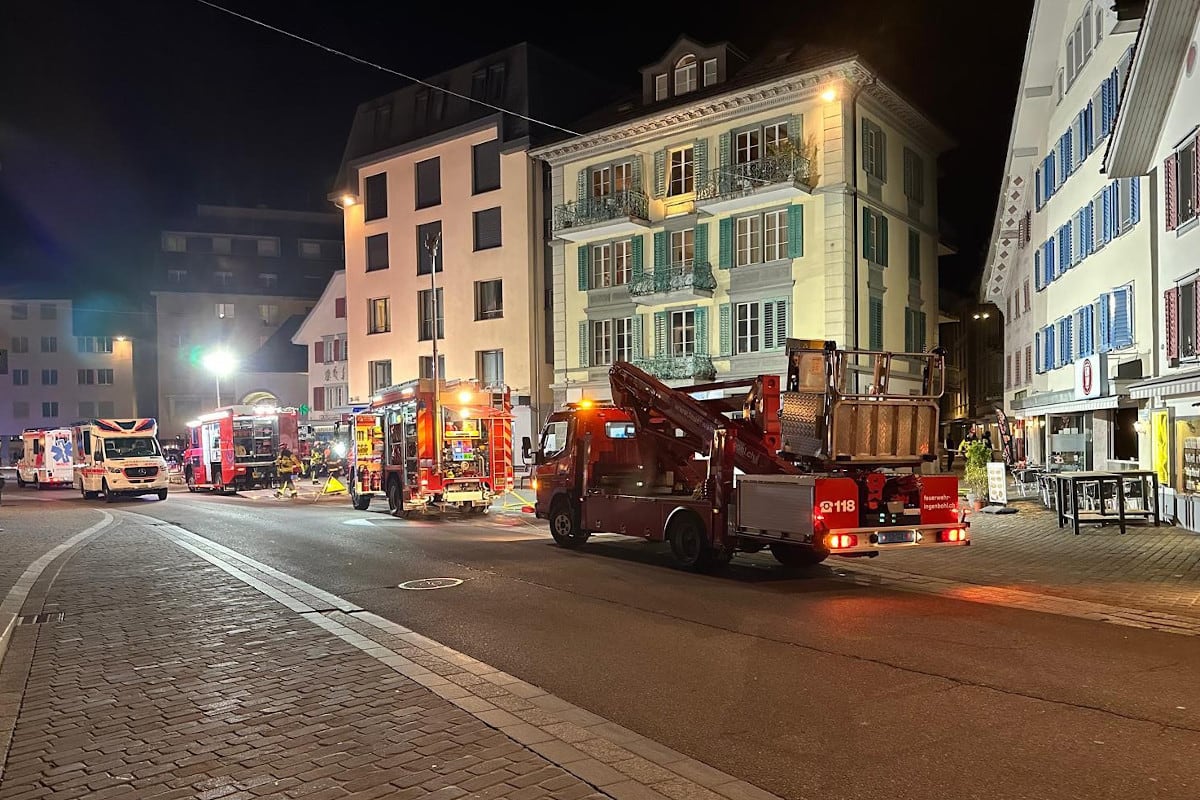Brunnen SZ –  Feuerwehr löscht Brand in Gastronomiebetrieb