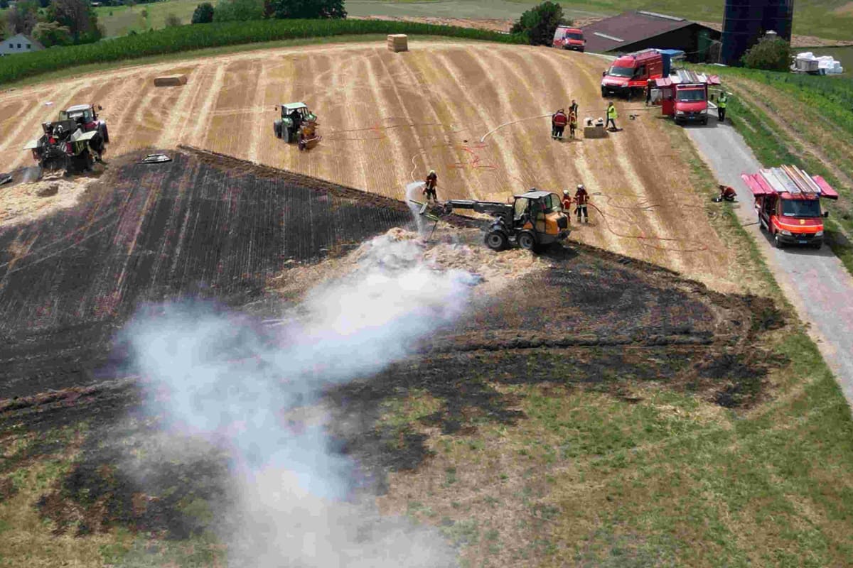 Pfyn TG – Ballenpresse und Feld bei Brand zerstört