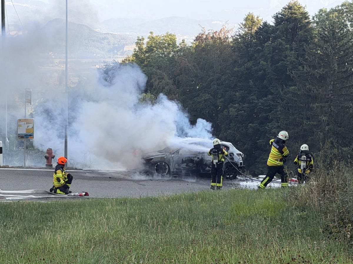 Reute AR – Auto geht nach Warnmeldung in Flammen auf