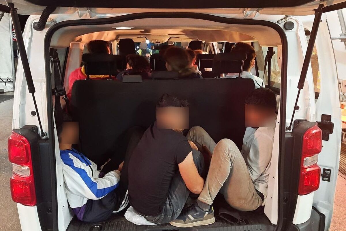 Freilassing / Bad Reichenhall BY - Schleuser unter Drogen und mit 19 Personen an Bord 