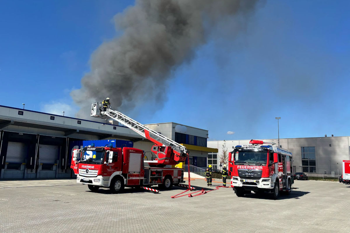Kalsdorf – Brand auf Dach einer Logistikhalle