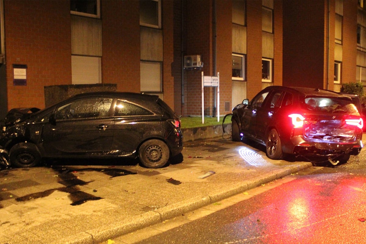 Oberhausen – BMW kracht in geparkte Autos