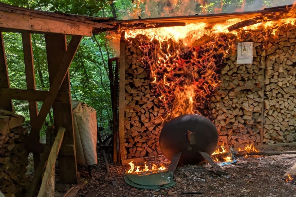Schübelbach SZ – Feuerschale löst Brand einer Holzbeige aus