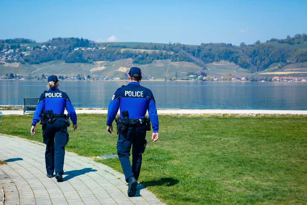 Warnung - Vorsicht beim Schwimmen im Neuenburgersee - mehrere Hunde sind gestorben!