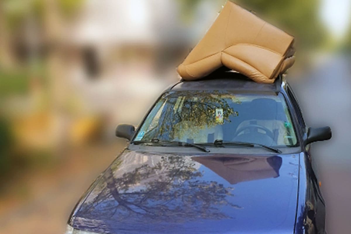 Waghalsiger Transport in Bremerhaven - Polizei stoppt Auto mit ungesichertem Sofa auf dem Dach!