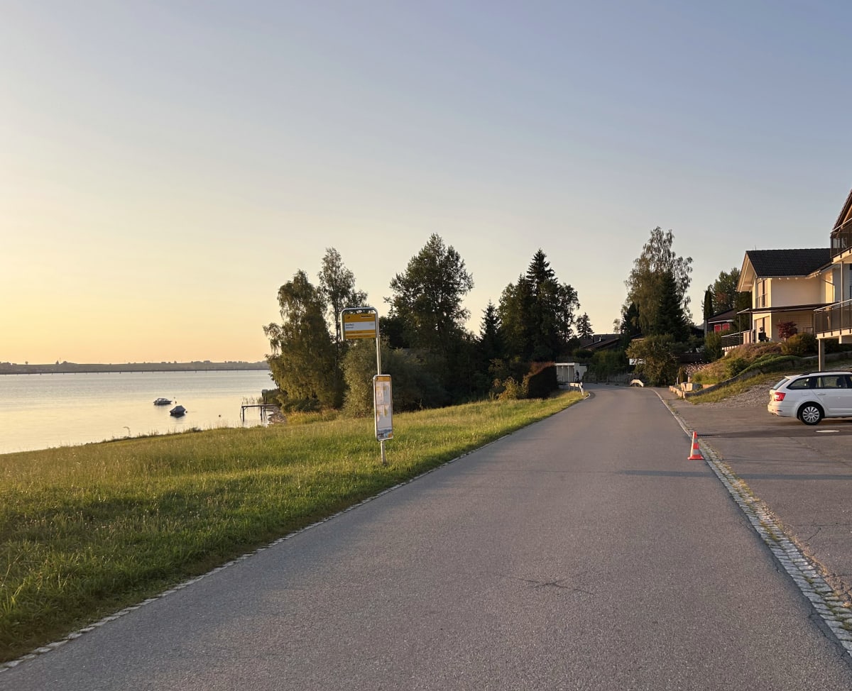 Unfall in Willerzell SZ – Postauto streift 10-jährigen Velofahrer