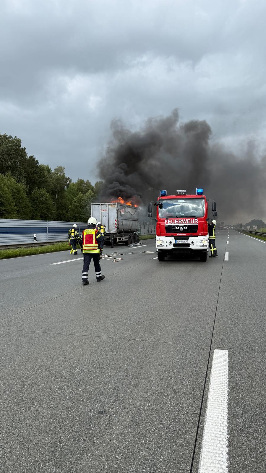 Bockel – Lkw mit Gefahrgut brennt auf der A1