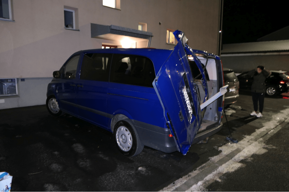 Unfall in Niederurnen GL - Lastwagen prallt in Personenwagen mit offener Heckklappe
