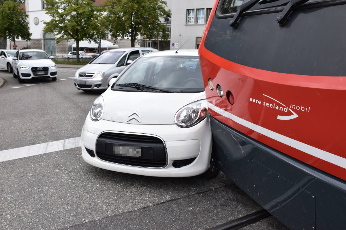 Heftiger Unfall in Solothurn – Auto vor Zug gefahren