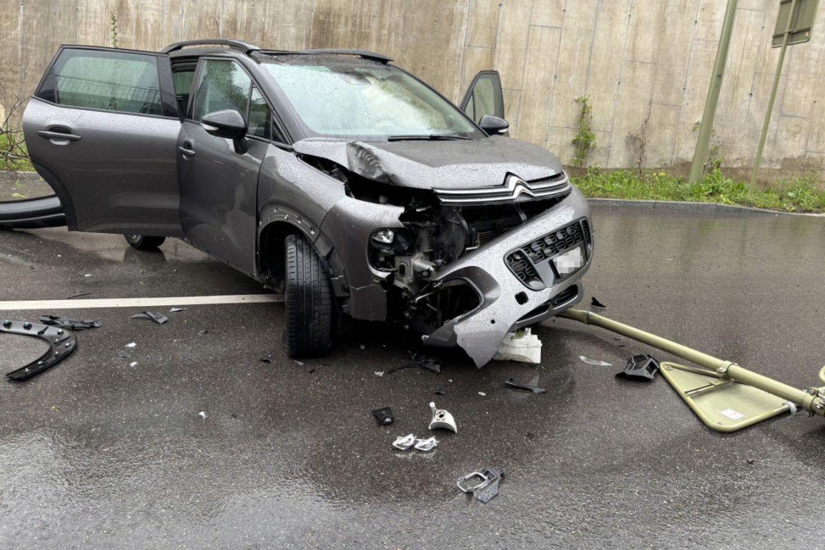 Selbstunfall in Liestal BL – Pkw kollidiert mit Signalisation