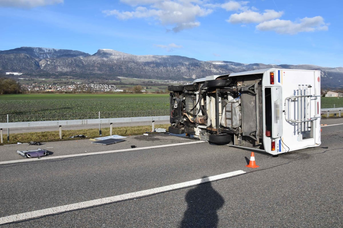 Spektakulärer Unfall bei Leuzigen SO - Reifenplatzer auf der Autobahn A5 -  Wohnmobil kippt auf Seite