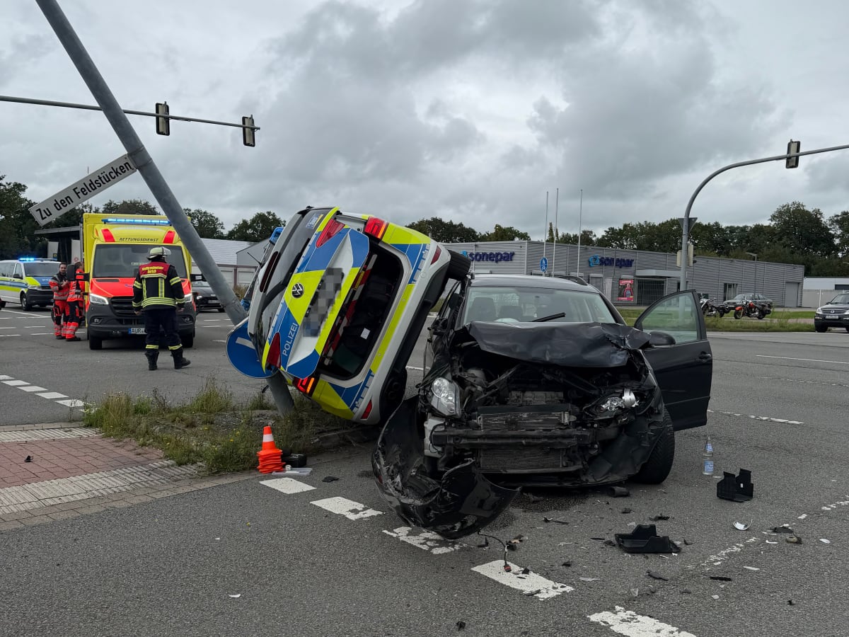 Aurich – Vier Verletzte bei Unfall mit Polizeifahrzeug