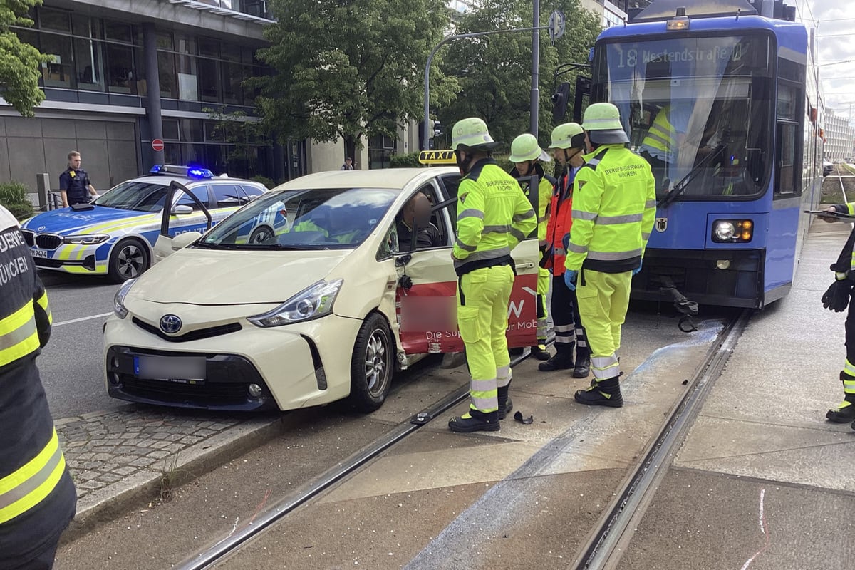 München - Auto mit einer Straßenbahn kollidiert