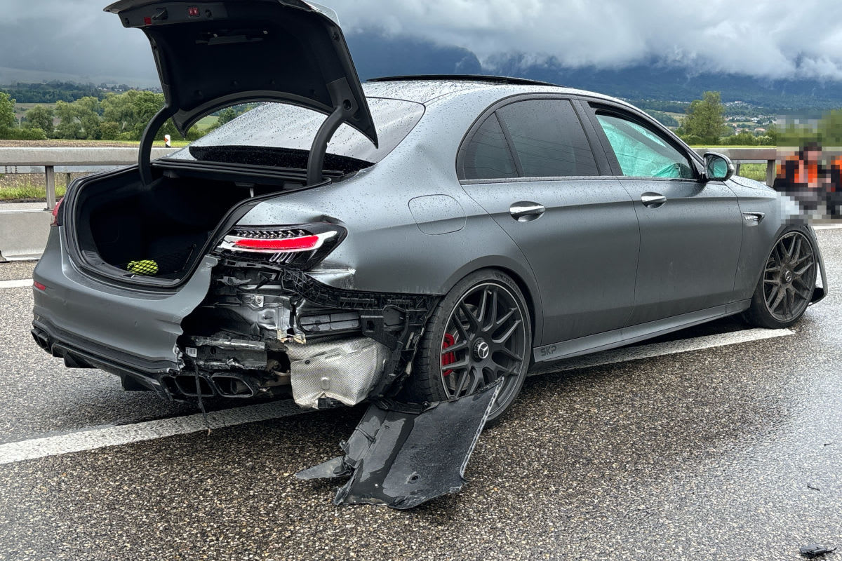 A5 Leuzigen BE – Lenker kracht bei Unfall in Leitplanke