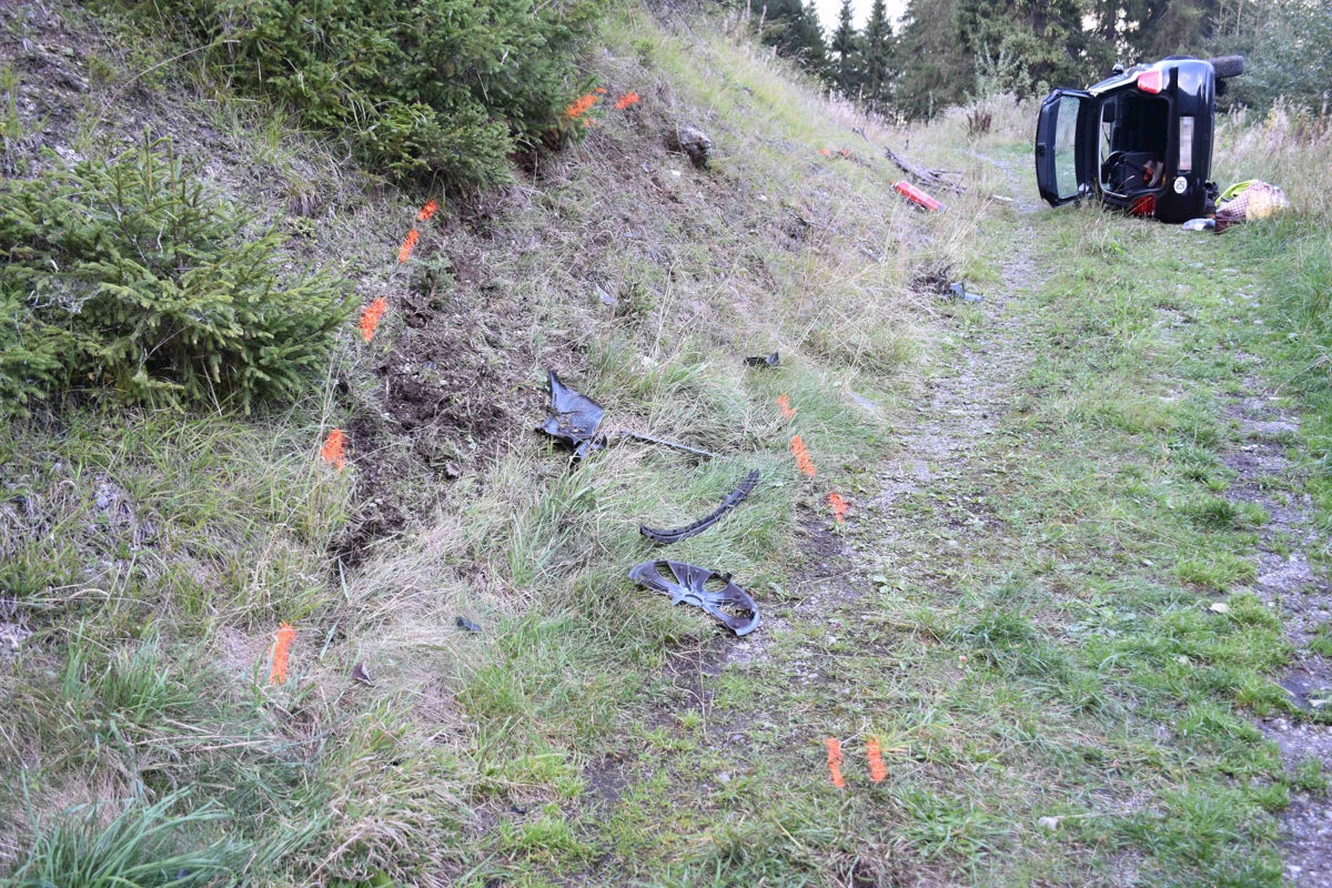 Klosters GR – Auto landet nach Unfall auf Forstweg