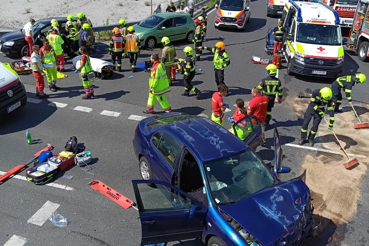 Sollenau – Vier Schwerverletzte bei Unfall nahe B17