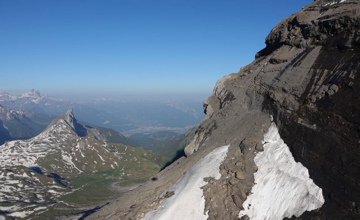Conthey VS – Gleitschirmpilot prallt tödlich gegen Felswand