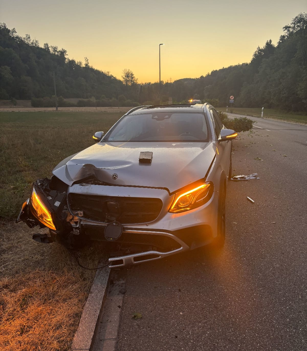 Ziefen BL – Mercedes kracht bei Unfall in Baum