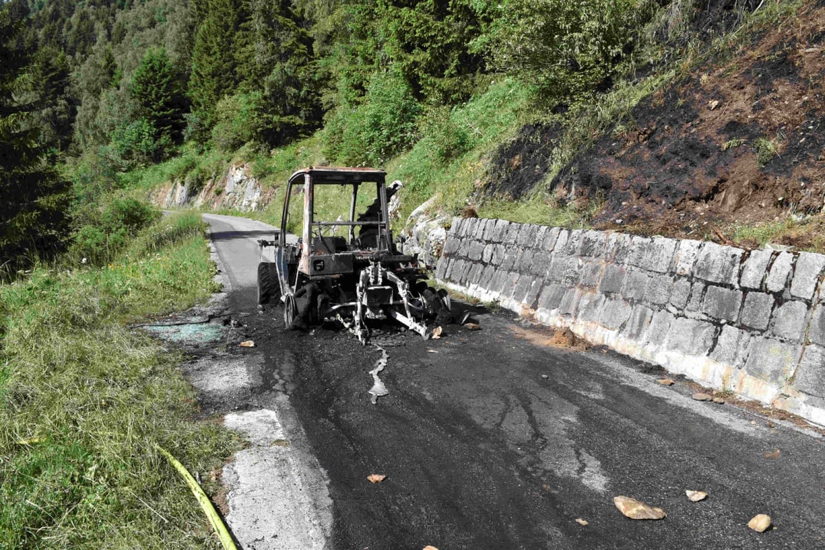Sedrun GR – Traktor geht während Fahrt in Flammen auf