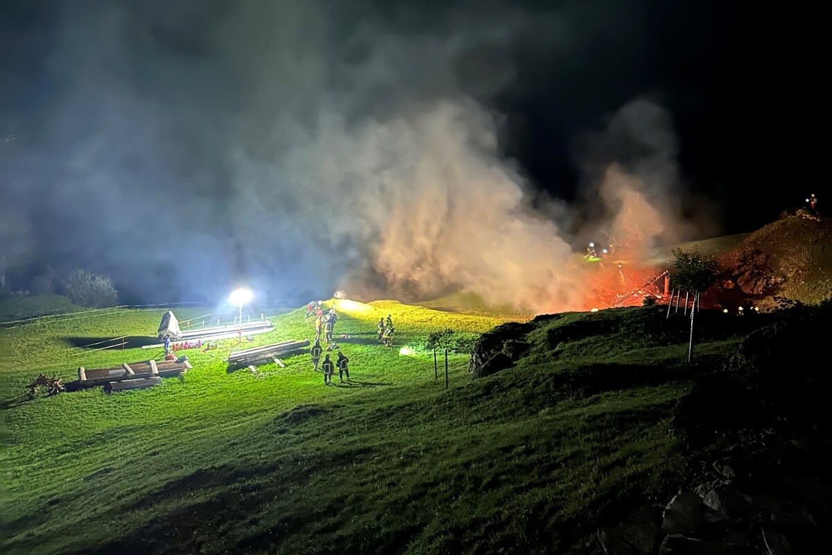 Silenen UR - Feuer zerstört einen Stall 