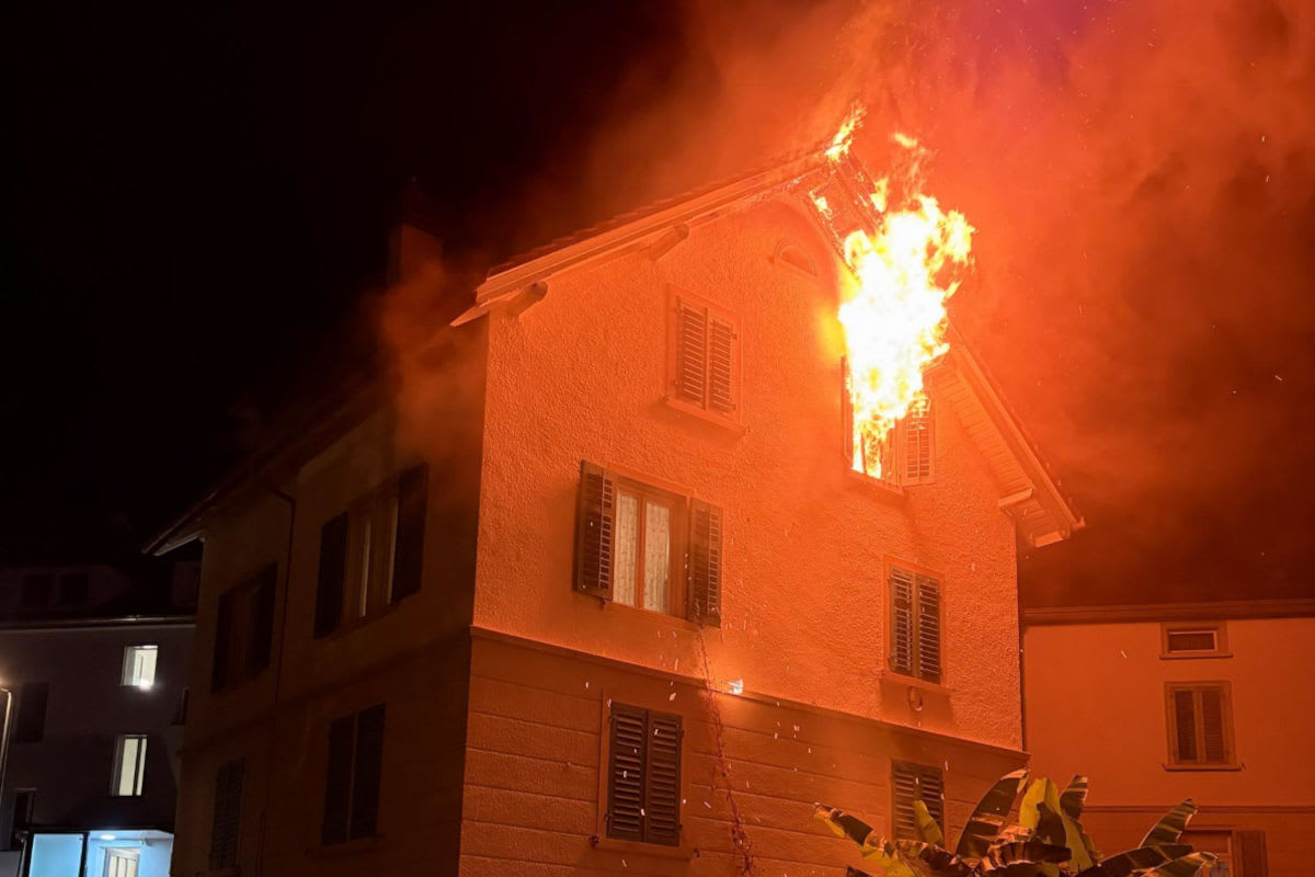 Rüti ZH – Brand in Mehrfamilienhaus greift auf Dachstock über
