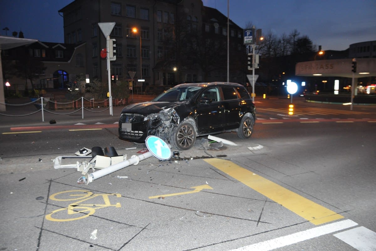 Olten SO - Auto weicht Velofahrer aus und fährt in Kandelaber