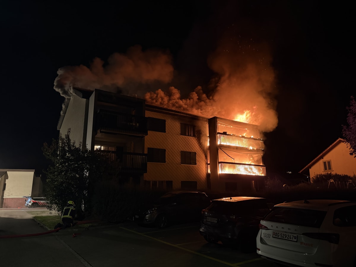 Erlinsbach AG – Balkonbrand greift auf ganzes Dach über